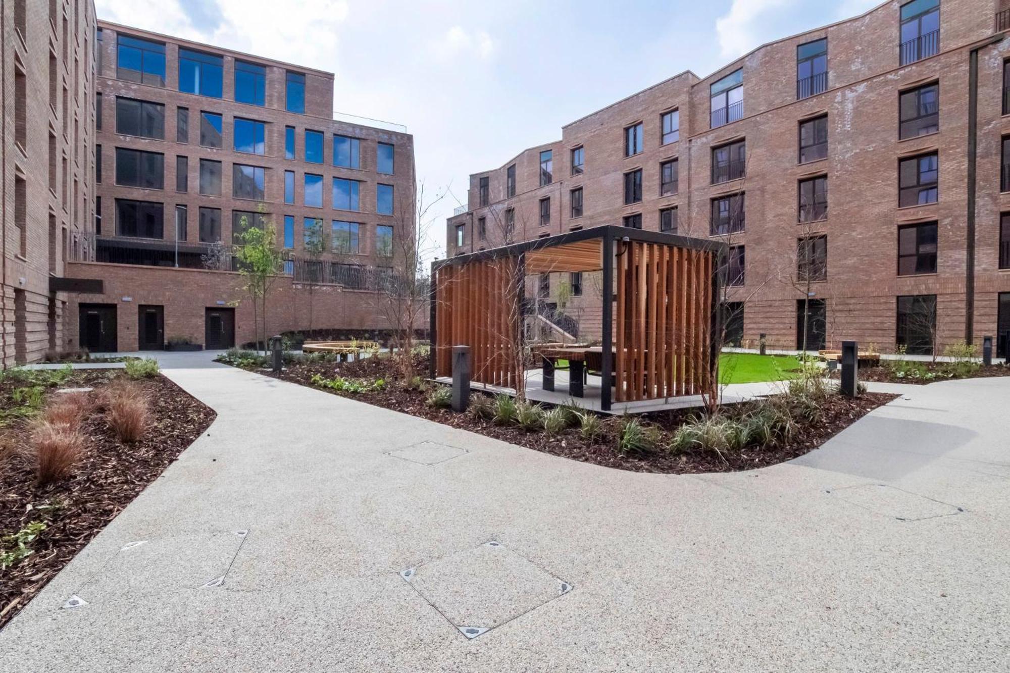 The Hudson 1 Bed Sleeps 2 *