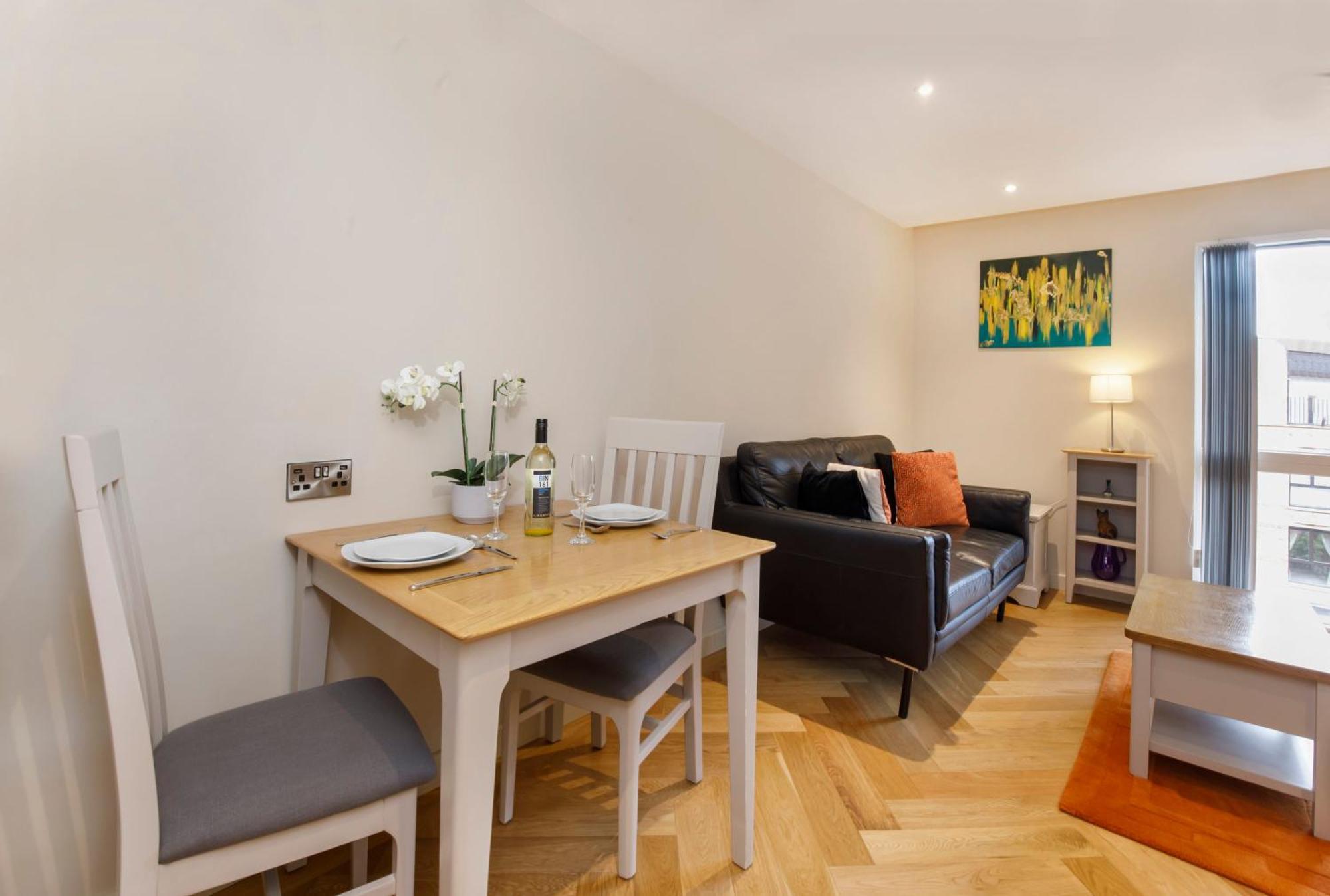 The Hudson 1 Bed Sleeps 2 *